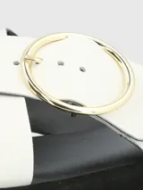 Sandalias blancas con tiras cruzadas de cuero y hebilla dorada.