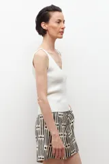 Top sin mangas de tejido acanalado, color blanco, con escote en V.