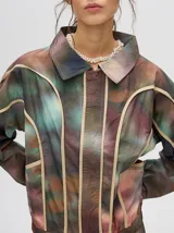 Campera rompevientos estilo biker con capucha desmontable, color celeste con estampado de nubes blancas y detalles en blanco.