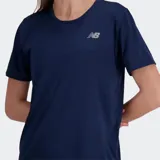 Remera deportiva New Balance de manga corta y cuello redondo, color azul marino, con logo NB pequeño en el pecho.