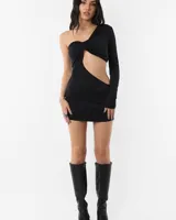 Minivestido negro de un hombro con manga larga y abertura en la cintura.