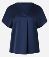 Blusa color café confeccionada en poliéster y elastano, con acabado satinado, escote V y mangas cortas. Presenta pliegues delanteros.