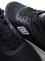 Championes urbanos Umbro color negro con detalles en blanco, capellada de mesh y suela de goma.