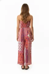 Mono largo de algodón con estampado de cachemira en tonos azul marino y blanco. Diseño strapless con escote recto y detalle de punto smock en el corpiño.