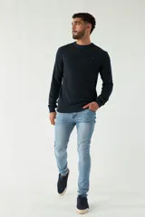 Sweater azul marino de punto con cuello redondo, mangas largas y logo bordado en el pecho.