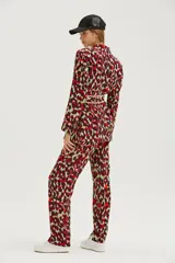 Blazer de crepe pesado estampado con corte amplio, bolsillos ojal con tapa y lazo con detalle de vivos de algodón a contratono.