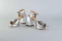 Sandalias plateadas de cuero con plataforma y tacón cuadrado.