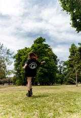 Remerón negro de corte holgado con estampa frontal con la frase "Tu intuición siempre sabe".