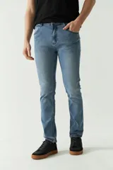 Jean clásico de hombre, de calce regular, con logo bordado, grifa de cuero y pasa cintos.