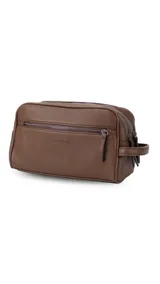 Neceser unisex marrón de símil cuero, con doble compartimento superior y bolsillo frontal con cierre. Asa lateral para fácil transporte.