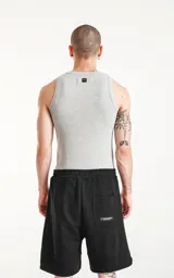 Musculosa básica unisex color gris melange, confeccionada en tela morley con moldería slim-fit.