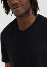Camiseta gris oscuro de manga corta con cuello en V.