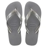 Ojotas Havaianas Top unisex color gris con tiras plateadas con diseño geométrico y logo de la marca.