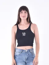 Musculosa corta de algodón color negro con cuello redondo y estampado frontal con la palabra "Tokyo" en letras japonesas.