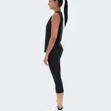 Calza capri deportiva Reebok color negro, de tiro alto y corte ajustado.