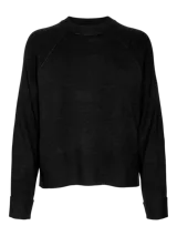 Sweater negro de punto con cuello redondo y mangas raglán.