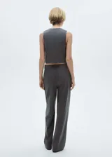 Pantalón de vestir gris con raya diplomática, tiro medio, corte recto y pinzas.