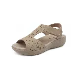 Sandalia Piccadilly color beige con plataforma de 3 cm de altura y diseño con perforaciones.