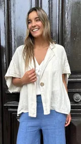 Camisaco color crema de lino, con cuello tipo camisa, manga corta y un botón de madera.