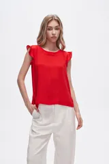 Blusa roja de poliéster con cuello a la base y volados en los hombros.