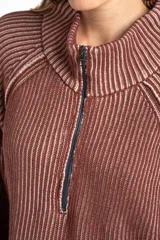 Sweater de punto morado con cierre metálico parcial en el cuello alto y mangas largas.