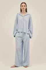 Camisa celeste de lino y viscosa, de manga larga y corte holgado.