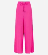 Pantalón pantacourt color fucsia de tejido viscolino con cintura elástica y lazo.