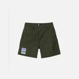Bermuda verde militar con cintura elástica ajustable con cordón, bolsillos laterales y parche con diseño de montañas en la pierna izquierda.