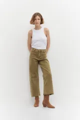Jean culotte color verde oliva, de corte amplio y diseño a la cintura.