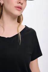 Camiseta negra de manga corta con escote en V.