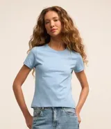Remera celeste de media malla con cuello redondo y mangas cortas.