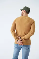 Sweater negro de algodón con cuello redondo y logo bordado en el pecho.