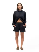 Shorts de lino color azul marino, con cintura elástica y dos bolsillos laterales.