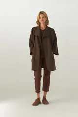 Tapado marrón de largo medio, abierto y con cuello. Confeccionado en lana fina sin teñir, diseñado exclusivamente por Don Baez. Hecho 100% en Uruguay.