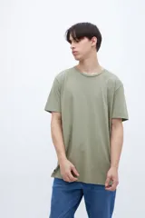 Remera color verde oliva de algodón con cuello redondo y mangas cortas.