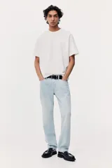Pantalón de jean celeste de corte recto y tiro medio, con cinco bolsillos y cierre con botón.