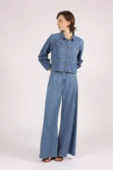 Pantalón de jean de tiro alto, corte palazzo y pierna ancha.