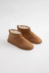 Pantuflas tipo bota corta color marrón con interior de piel sintética blanca.