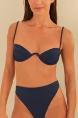 Conjunto de bikini azul marino con textura de cocotero. El corpiño es de media copa con tirantes finos ajustables y cierre en la espalda. La bombacha es de corte clásico.
