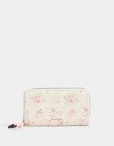 Billetera tipo fichero de cuerina color crema con estampado floral en tonos rosados. Tiene cierre perimetral, puller de cuerina, tag en relieve y monedero interno con cierre.