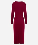 Vestido midi negro de manga larga, confeccionado en malla polyvelour, con cuello drapeado (degagê) y talle ajustado.