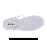 Sandalias Melissa modelo Possession, transparentes con suela color lila.