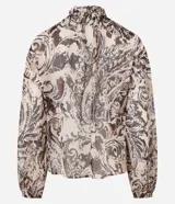 Blusa de chiffon color beige con estampado paisley en tonos marrones y grises. Presenta cuello alto con volados y lazo delantero, mangas largas con puños ajustados y volados en el frente.