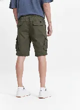 Bermuda cargo color gris oscuro, con cintura elastizada, bolsillos laterales tipo cargo y pasacinto.