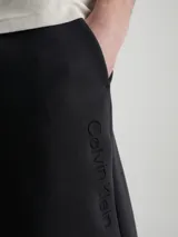 Shorts deportivos negros de Calvin Klein, confeccionados en mezcla de algodón orgánico, con cintura elástica, bolsillos laterales y logo grabado en la pierna.