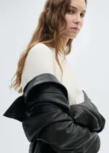 Jersey de punto fino color crudo, con cuello redondo y mangas largas. Tejido mezcla seda de mora.