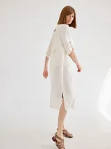 Vestido camisero largo color blanco, de lino, con cuello camisero, abotonado al frente y mangas 3/4 con botón.