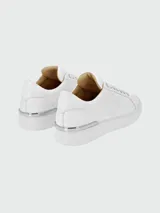 Zapatillas bajas de cuero blanco con logo hexagonal de la marca en relieve en el lateral.