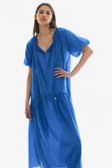Vestido midi azul con escote cuadrado con cordón ajustable, mangas cortas abullonadas y falda con volantes.