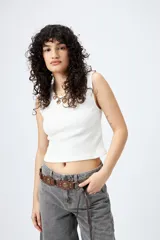 Musculosa blanca de punto acanalado con calce al cuerpo y terminación cropped.